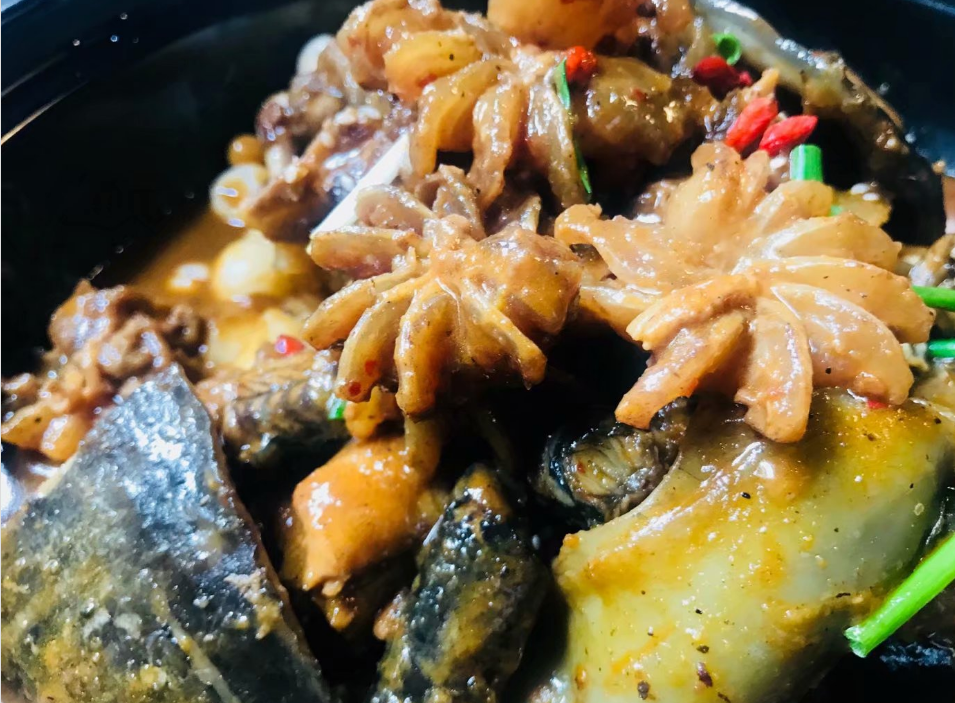 本次聚餐选在南湖大道这边,第一个狠菜就是牛鞭烧甲鱼