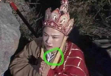 智商的穿帮镜头,网友:小学生都看不下去 这桌面上放盒烟是什么意思?