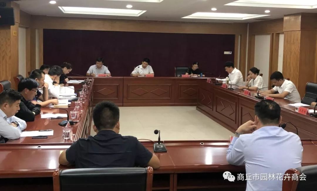 市政府研究室主任李进发主持市工商联直属商会会长座谈会 市园林花卉