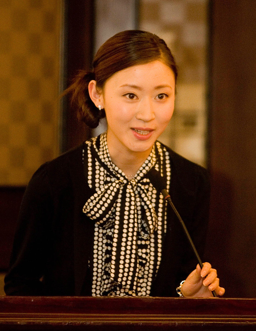 黄橙子性格淡雅,气质清纯脱俗,播报风格清新沉稳.