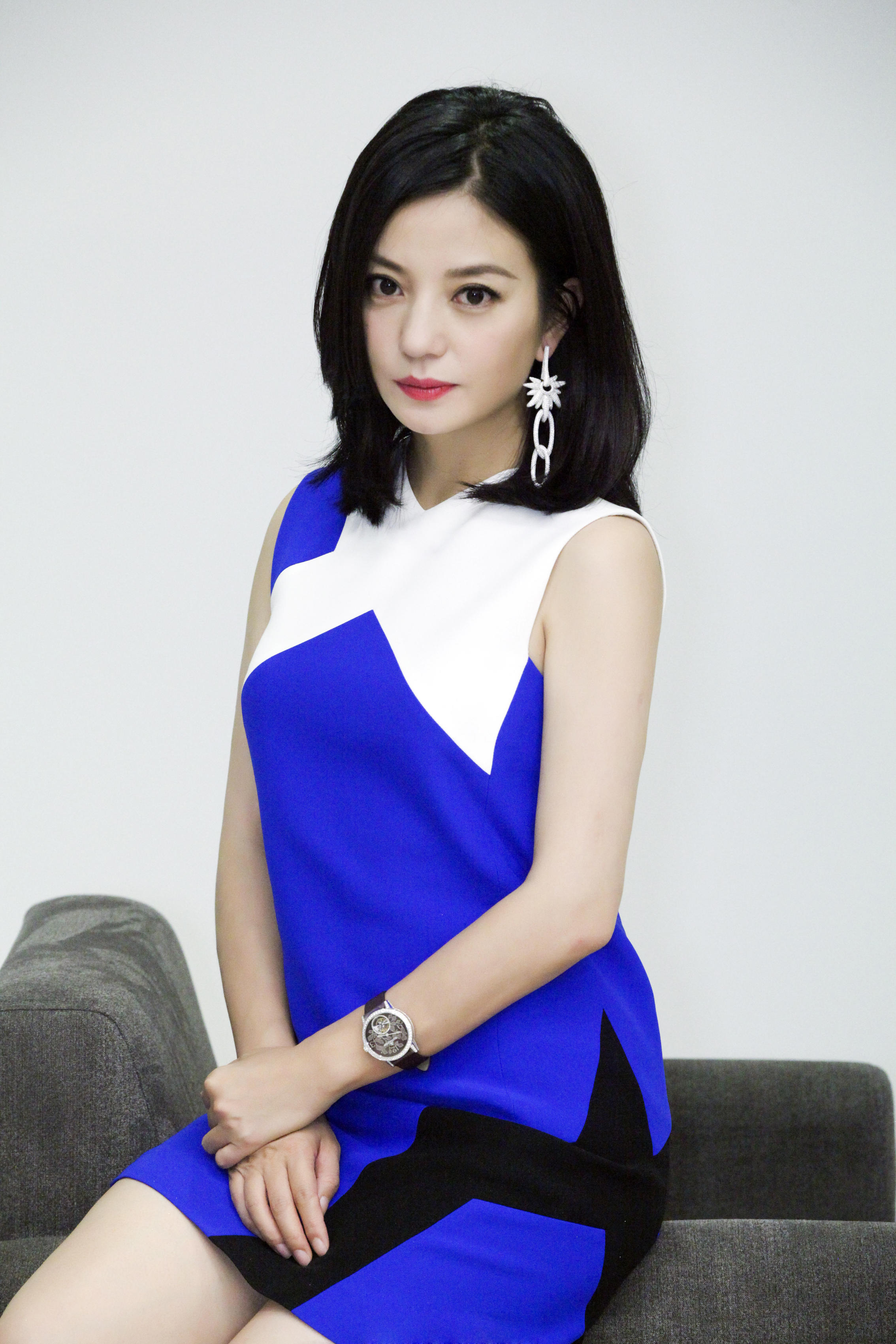 赵薇深夜发文,疑似婚姻有变,夫妻本是同林鸟,大难临头各自飞?