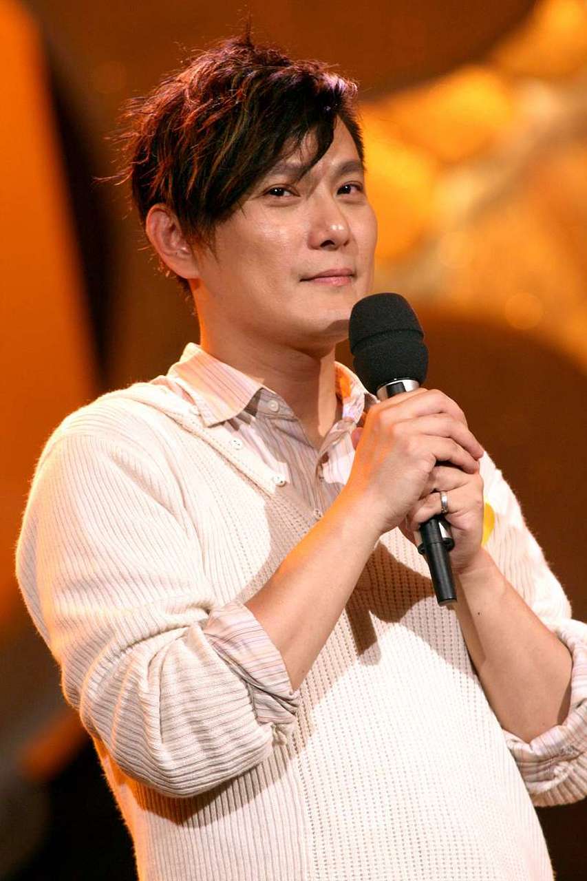 "没想到李嘉欣一句话让张信哲心里凉凉,李嘉欣冷漠回应:"哦?是这样啊.