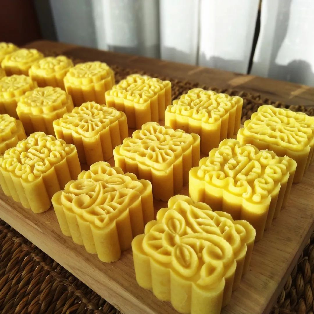 教你自己在家就能做绿豆糕,细腻绵软,好吃不腻!比买的好吃太多