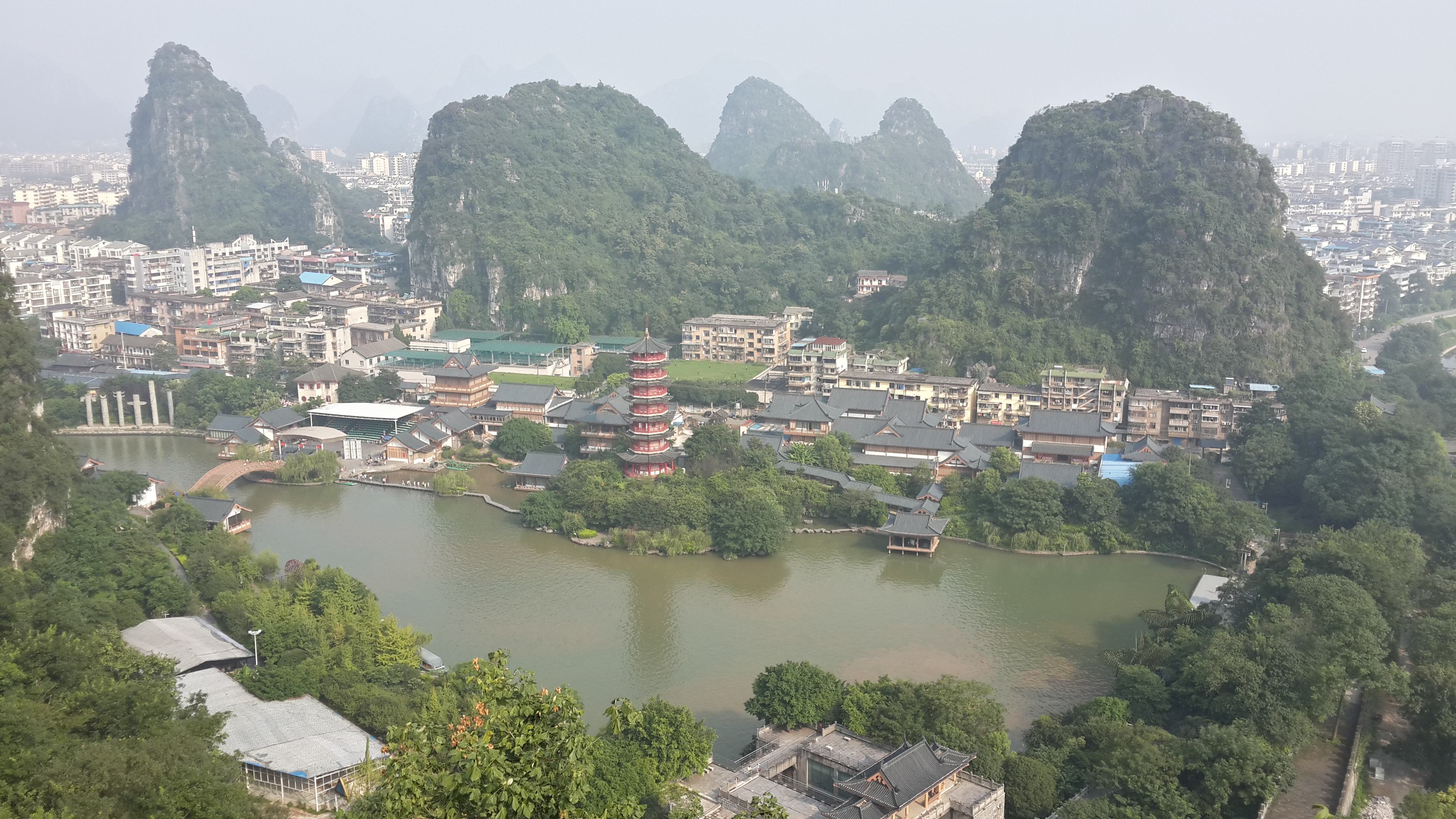 叠彩山美景:叠彩山江山如画,令人引起无限遐想,心旷神怡!