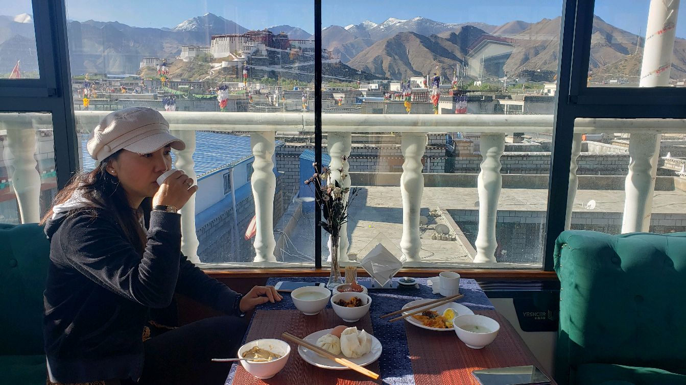 浓郁藏式风格酒店,160元有厨房带双早,餐厅吃早餐坐看布达拉宫