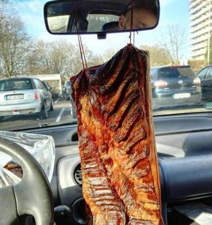 搞笑gif:老哥,你是在车上晒这块腊肉吗?