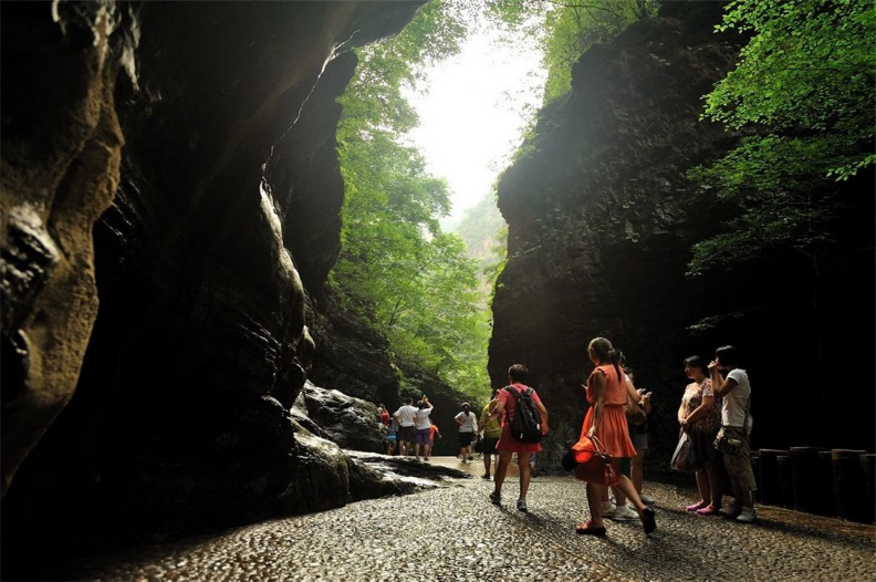 野三坡百里峽風景區,有陡峭的峭壁與險峻岩石,會令遊人歎為觀止