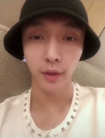 张艺兴素颜出镜迷之角度"秀鼻孔",帅气不再有点显老