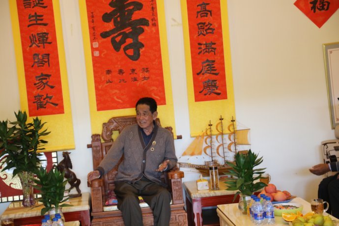 昔日缅甸果敢王彭家声近照:年近90岁,家中高挂"威震缅北"汉字