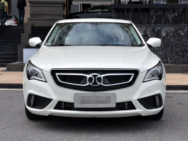 很有朝气的绅宝d60,整体很有攻击的气势,动感且立体