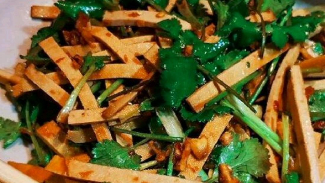 小姐姐教你这样做凉拌豆腐干,超级简单又好吃喔!