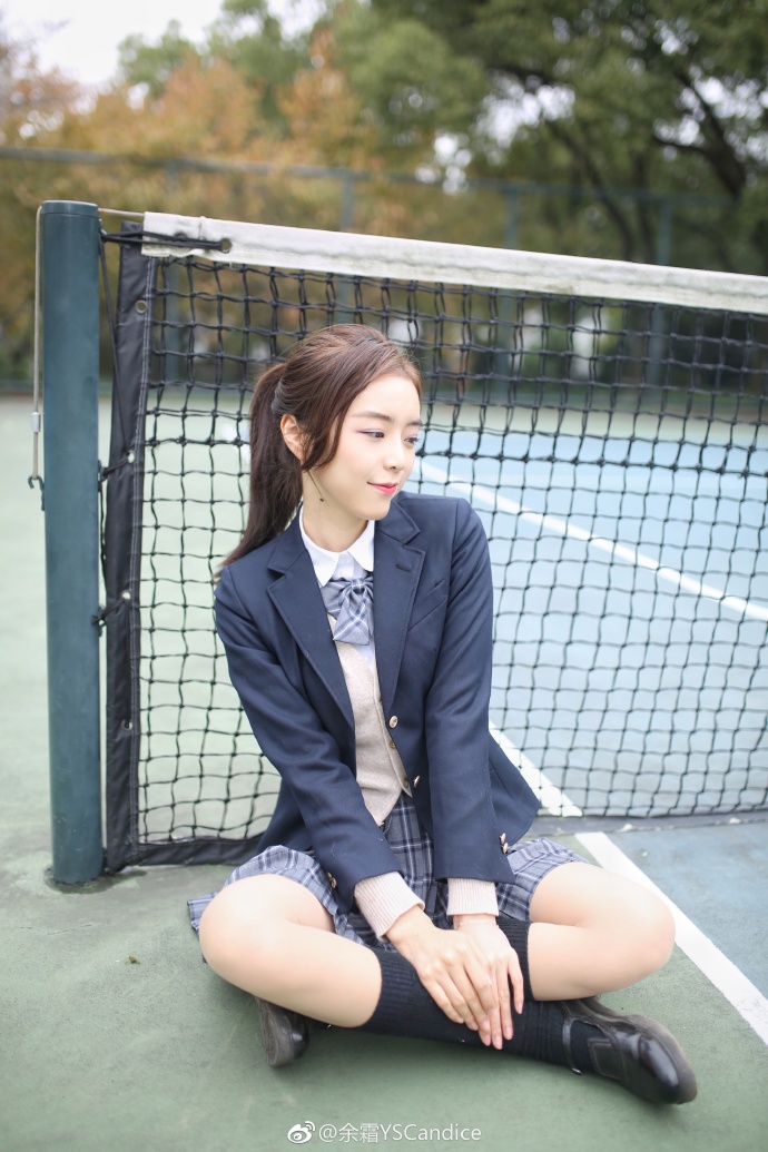 lol余霜秀校服写真,不愧是英雄联盟解说的门面担当