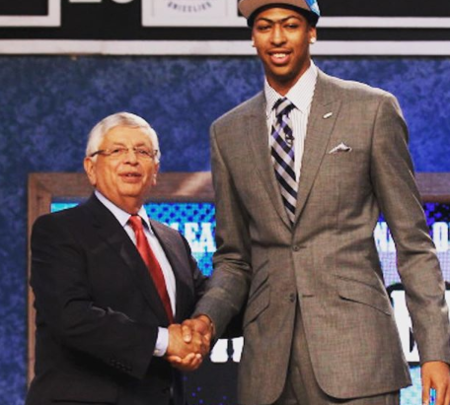 鹈鹕官方展示戴维斯被选中照片:今天是选秀日