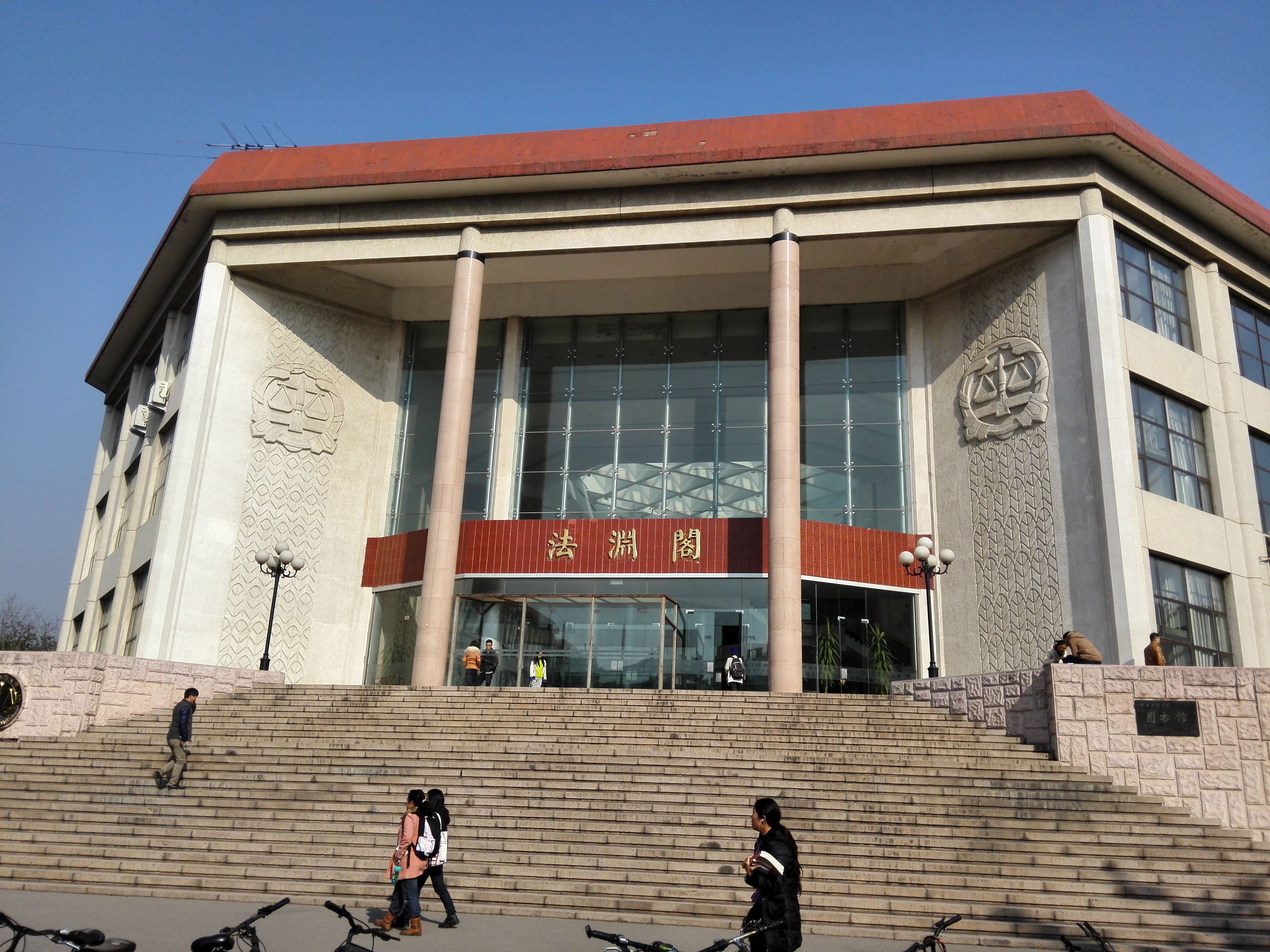 录取线一路走高,比985高校还要牛气,中国政法大学为何受欢迎?