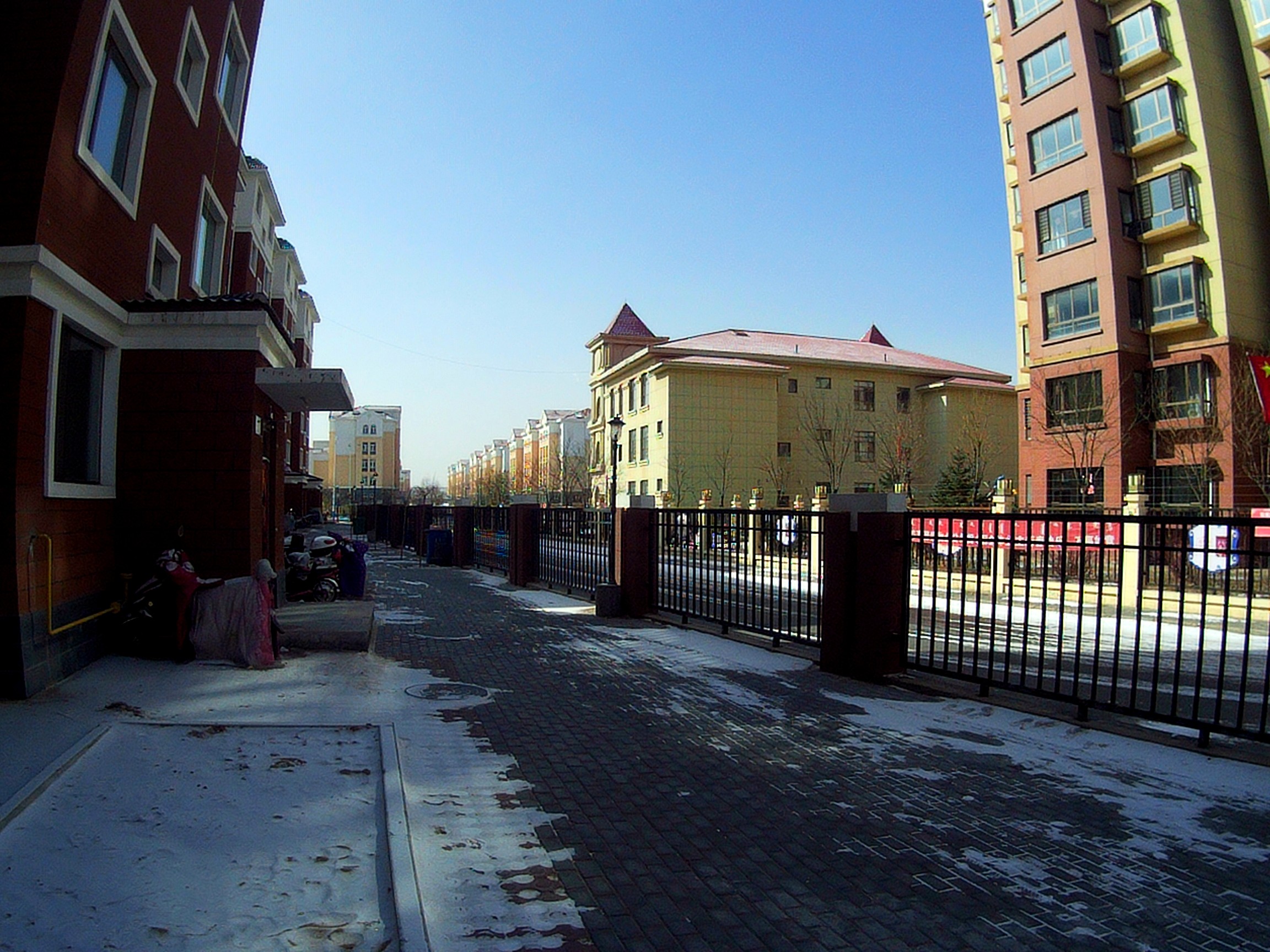 开春后的乌审嘎鲁图镇冰雪融化景色