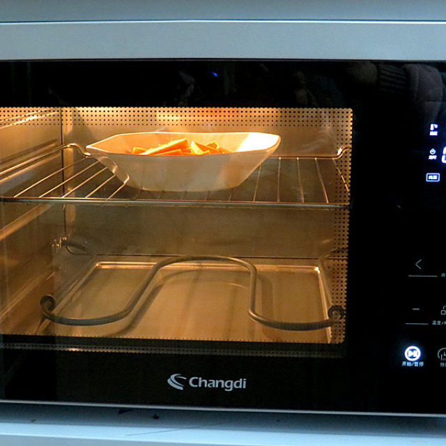 第2步,放进长帝蒸烤箱,选择纯蒸模式,设定温度100度,时间15分钟.