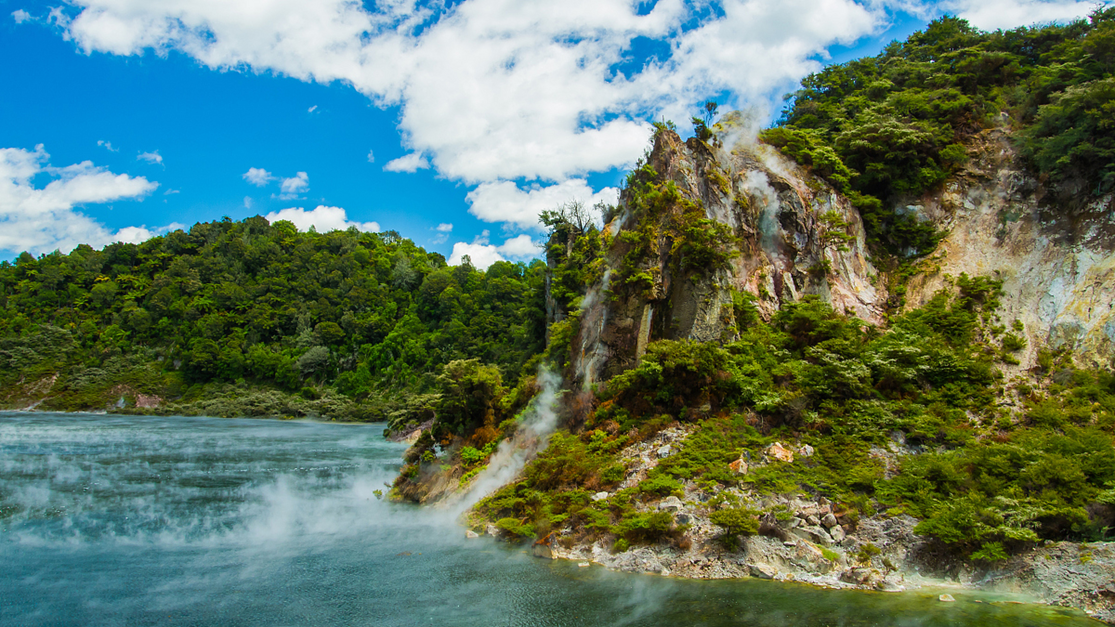螺髻山风景区位于四川省普格县,总面积2400平方公里,其中主要景区面积