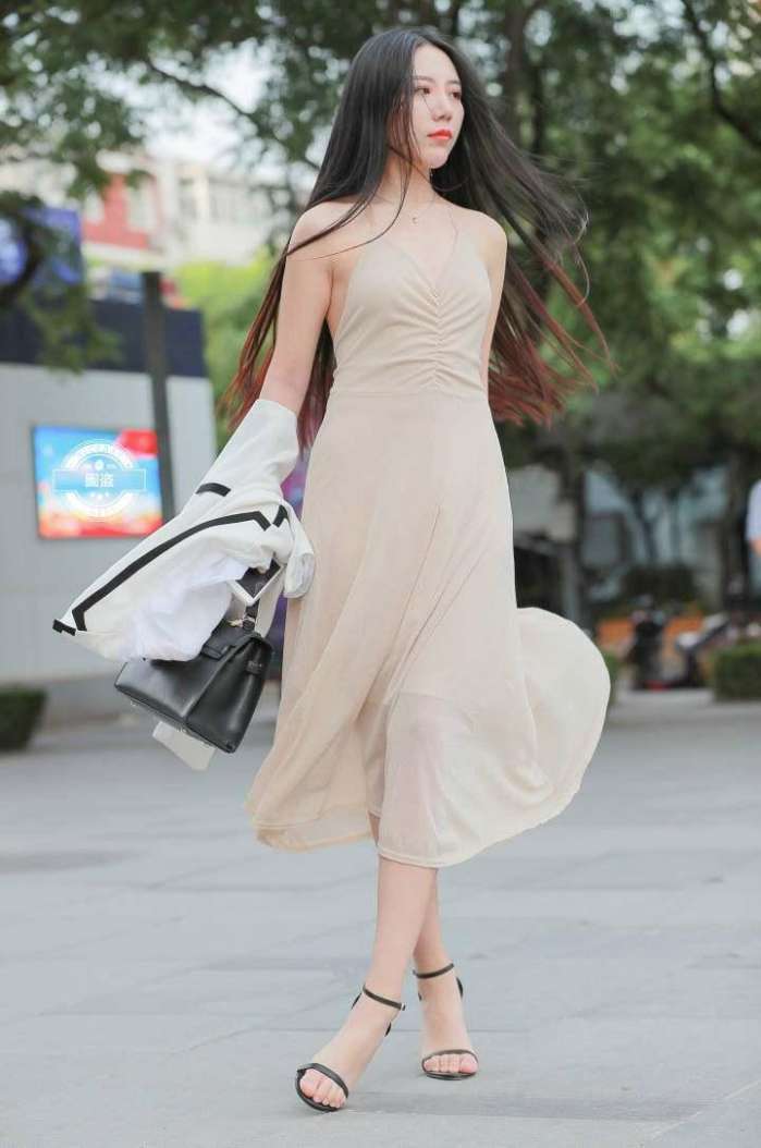 街拍:如洋娃娃般的白嫩美女,有没有吸引到你呢?