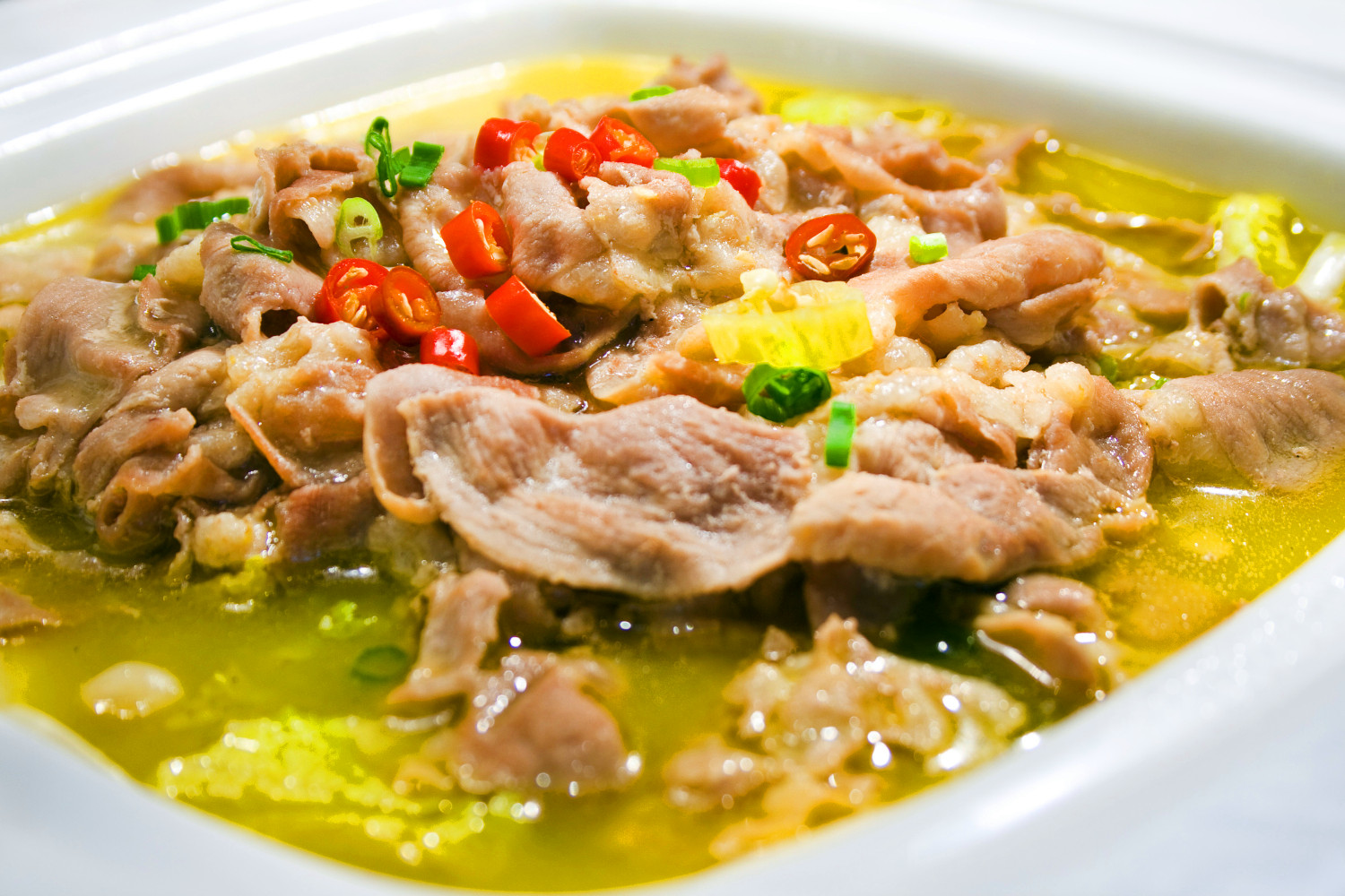 酸汤田鸡:田鸡汤是一道可治久病,产后,年老或劳损过度所引起之衰弱的