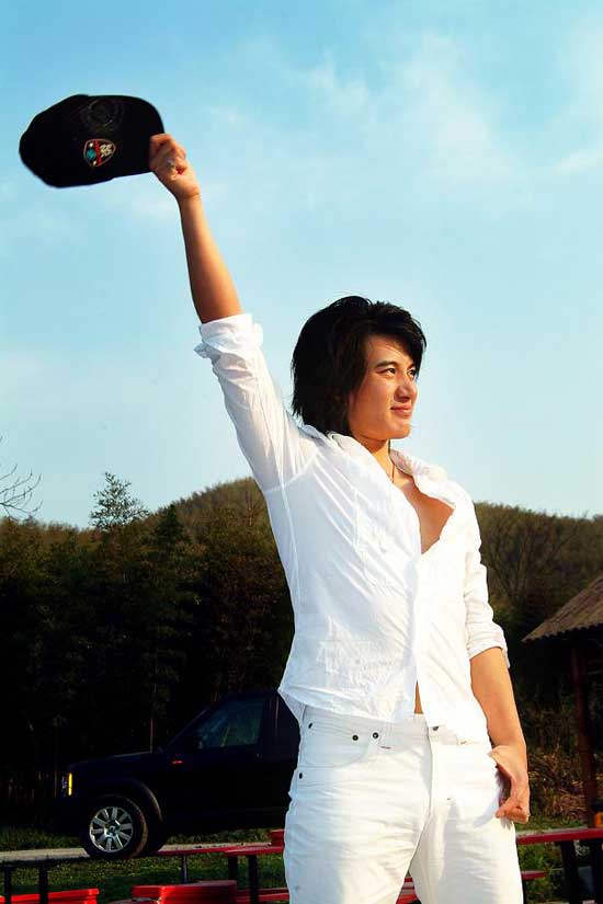 蒲巴甲已经33岁了,年仅24岁的妻子出道四年,就有如此高的成就