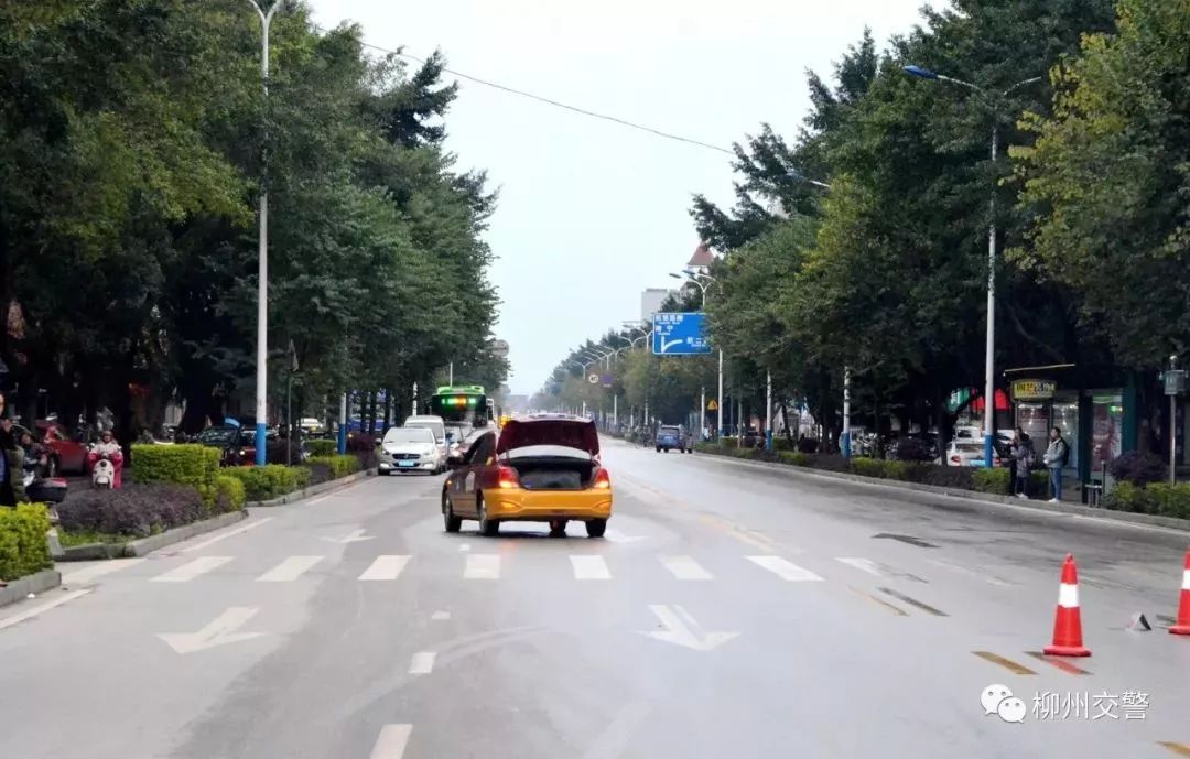 航银路斑马线出租车撞上老人!刹车痕长达20米