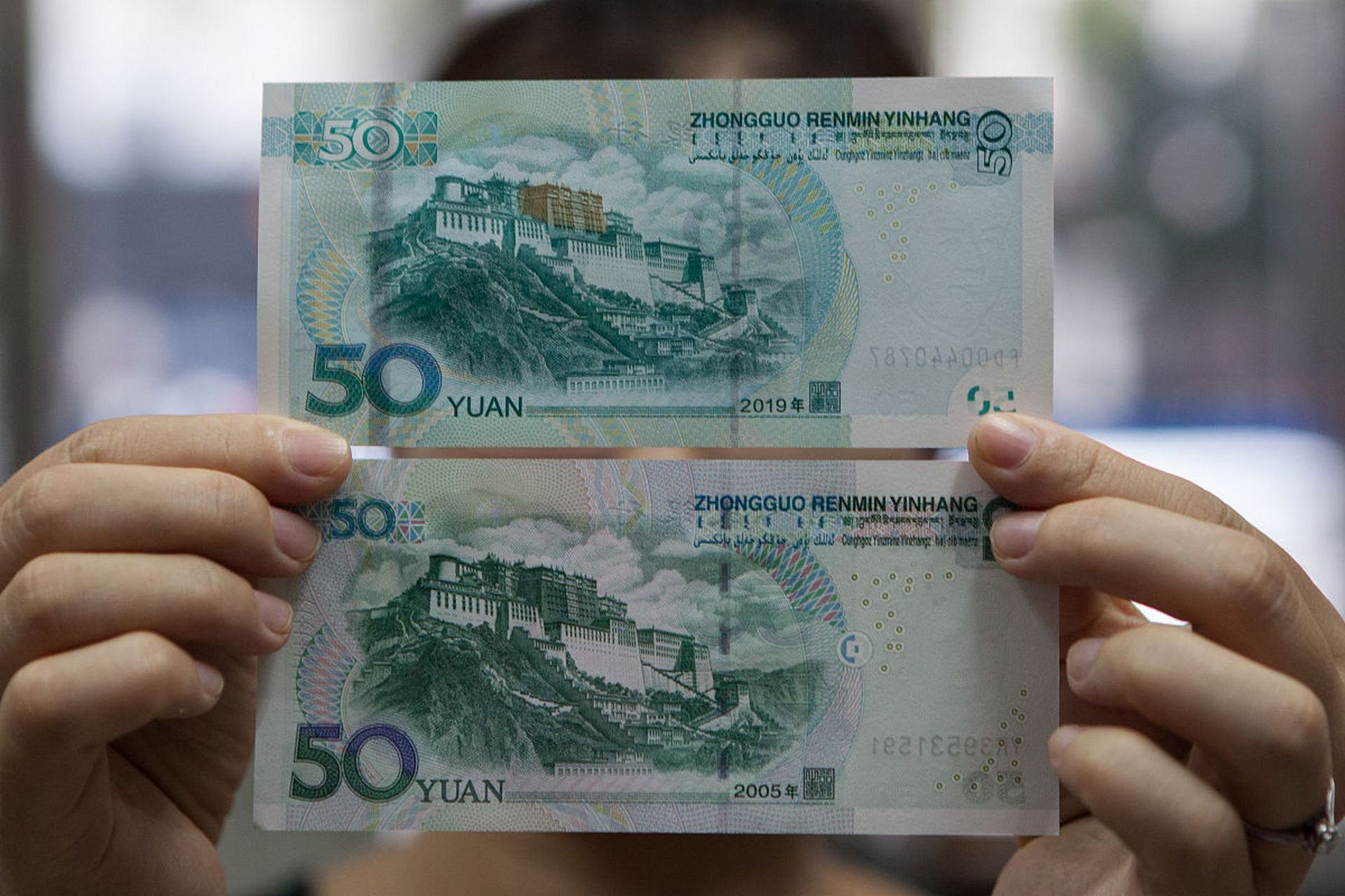 看着两张绿色的毛爷爷,100元人民币,是周薪呢,整个儿心花怒放啊!