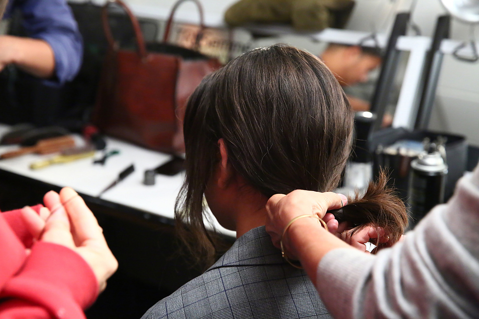 你是否注意到了一个现象:理发店的顾客越来越少,理发师的脾气却越来越