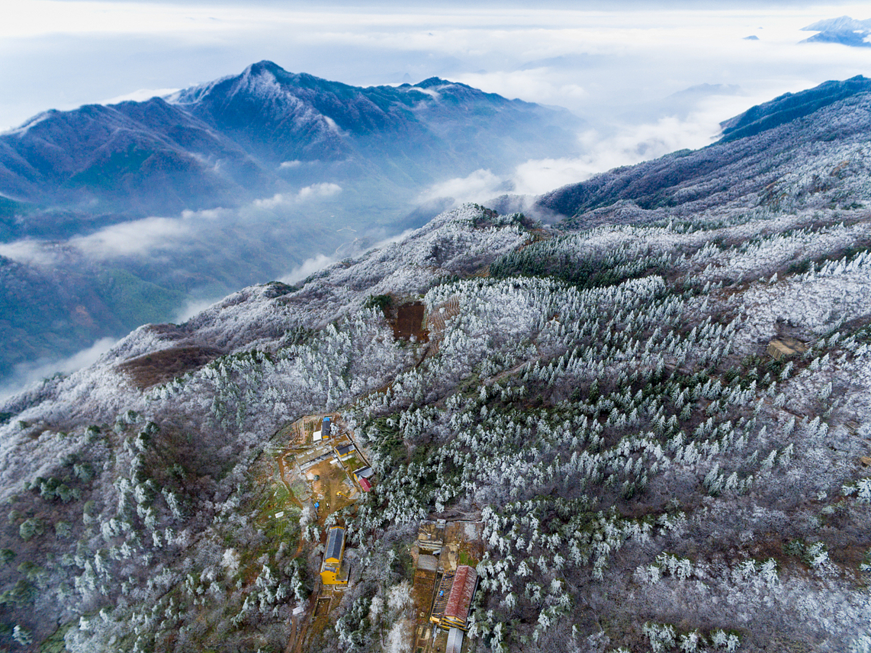 石柱大风堡是重庆市石柱土家族自治县一处以山林景观和自然风光为主体