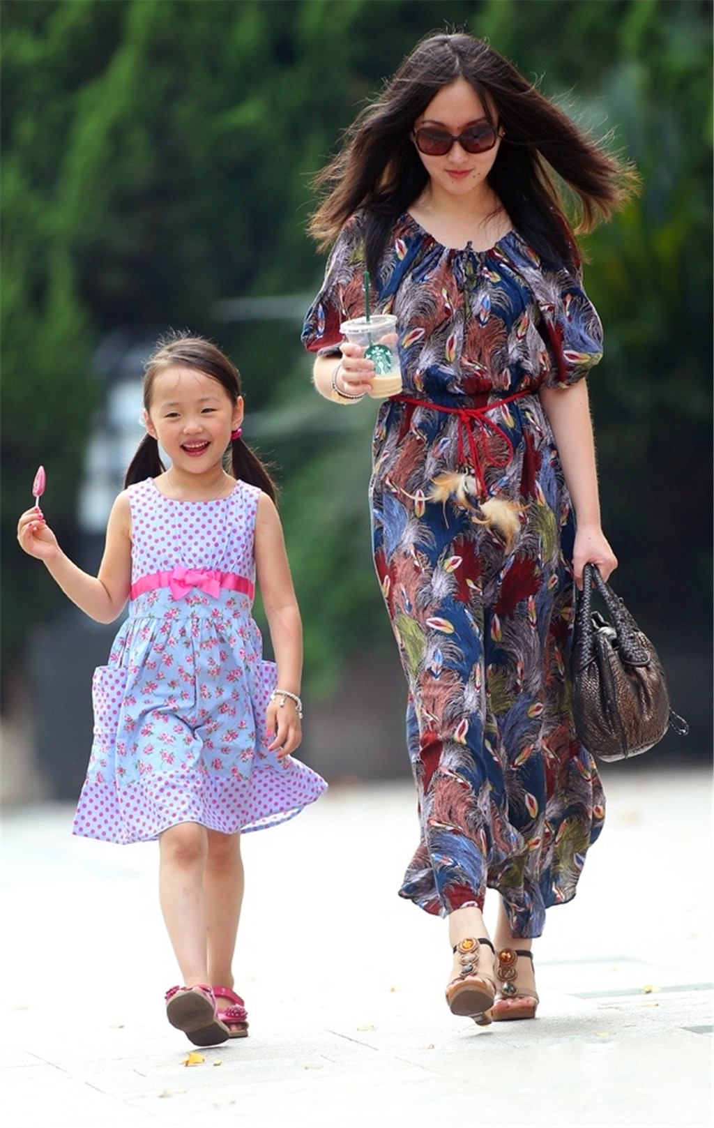 街拍:小姐姐休闲又美丽的穿搭,清纯可爱,你喜欢吗?