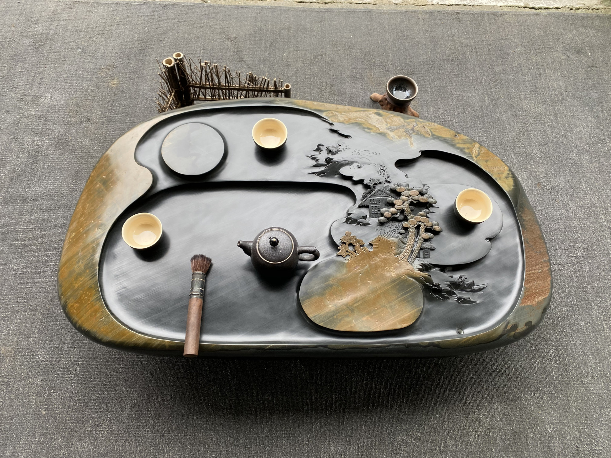 把砚石雕刻成精美的茶盘,到底是人成就石头,还是石头成就了人?