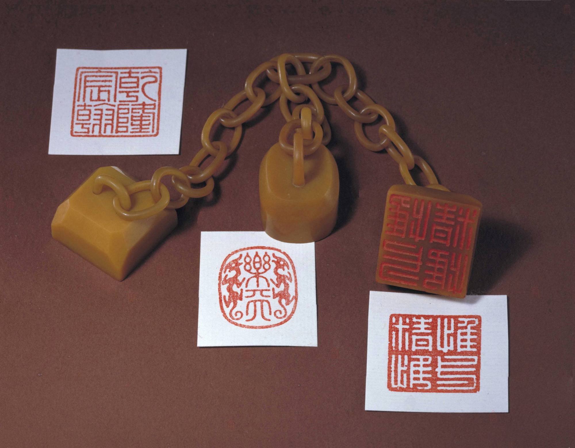 到北京看什么——故宫珍宝馆里的田黄三联玺