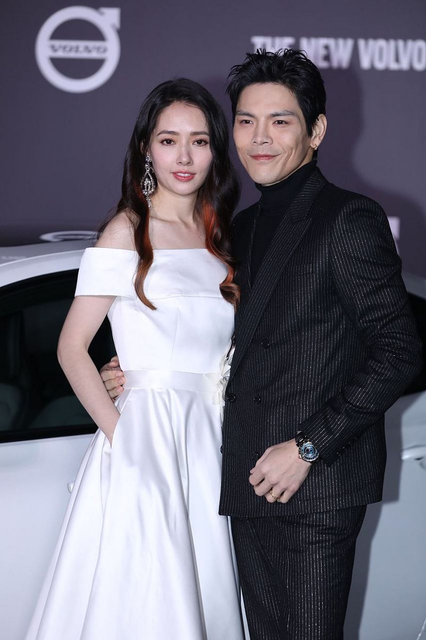 向佐连发两篇微博霸气护妻,称郭碧婷很努力在练习,质问为什么不保护好
