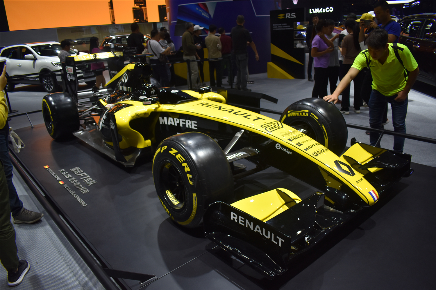 感受雷诺f1赛车的速度与激情,黄黑车身给你不一样的感受