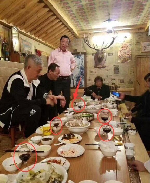 赵本山不住豪宅回农村,头发花白满脸皱纹,灶台旁烧火做饭有精神