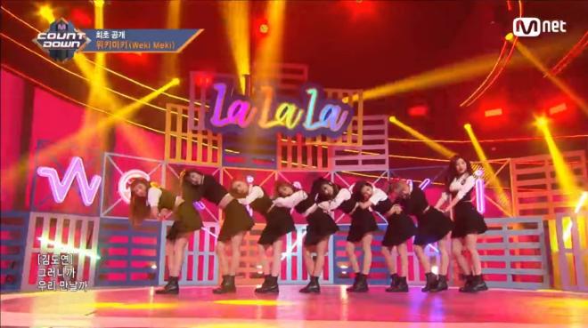 [图]Weki Meki《LA LA LA》打歌现场，性感小姐姐甜蜜献唱