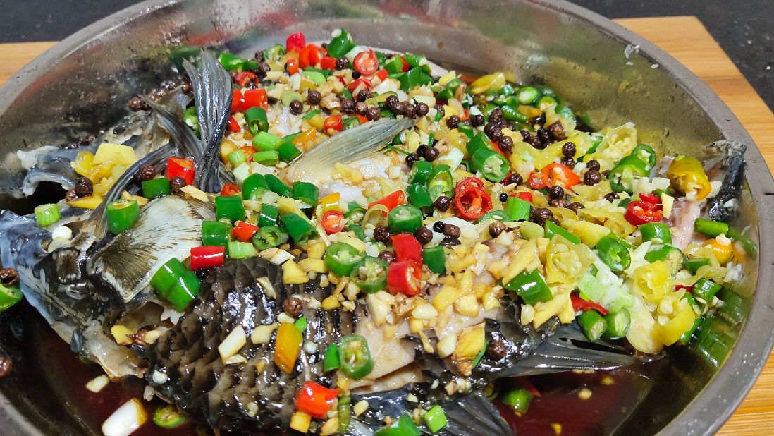 剁椒鲫鱼的做法也太简单了,麻辣鲜香,赶快试一下吧