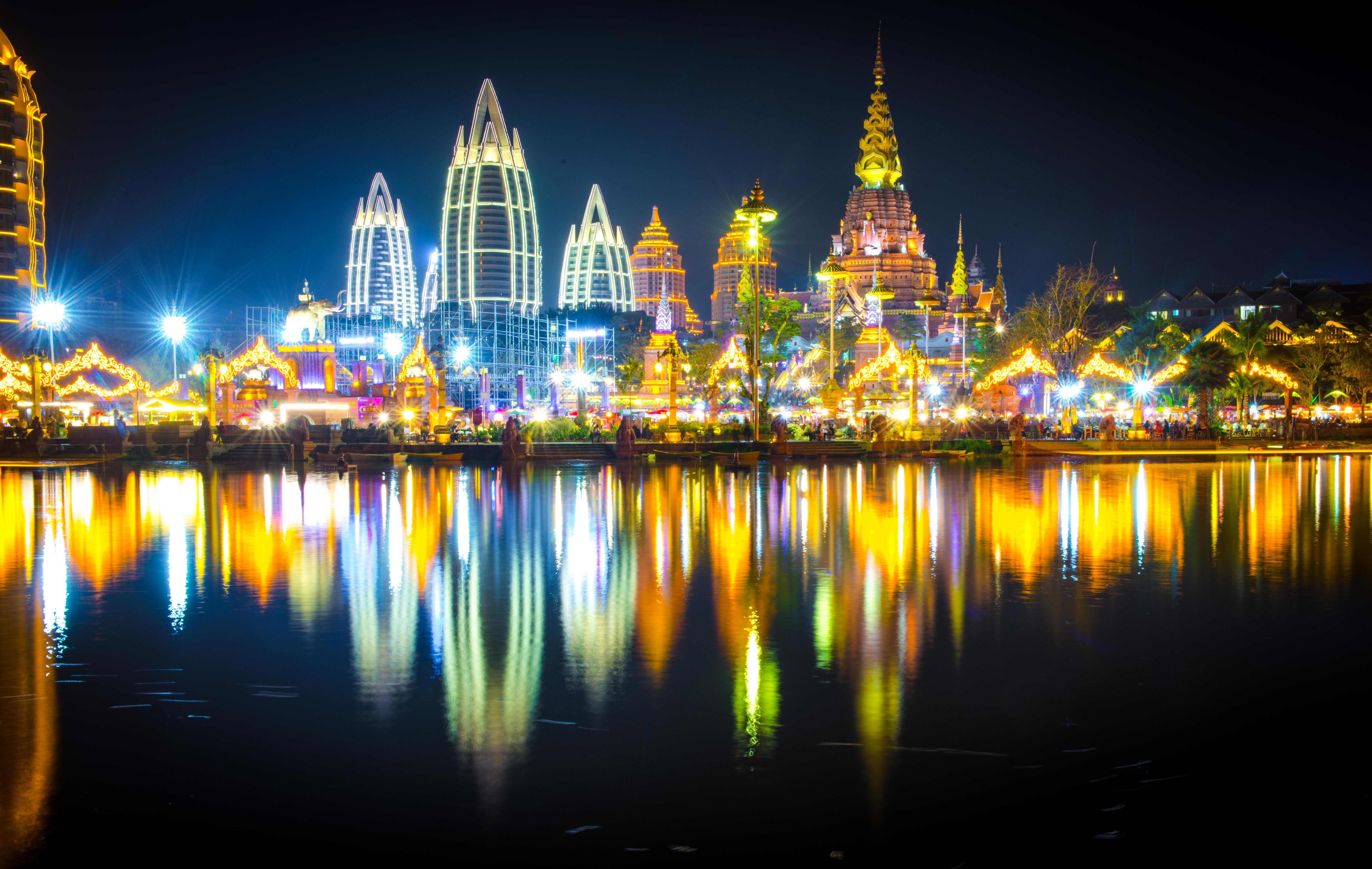 西双版纳景洪告庄的迷人夜色 转载自百家号作者:蓝田摄世界