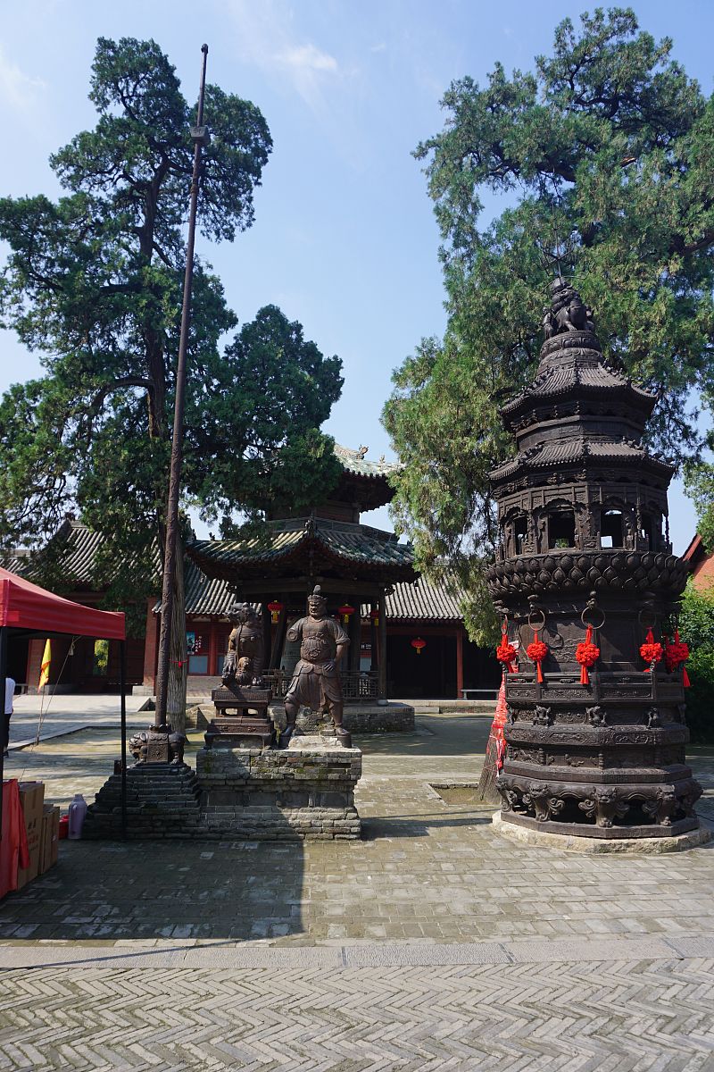 在现代社会,那些曾经繁复的古代敬称有的依然活跃,有的却已悄然退场