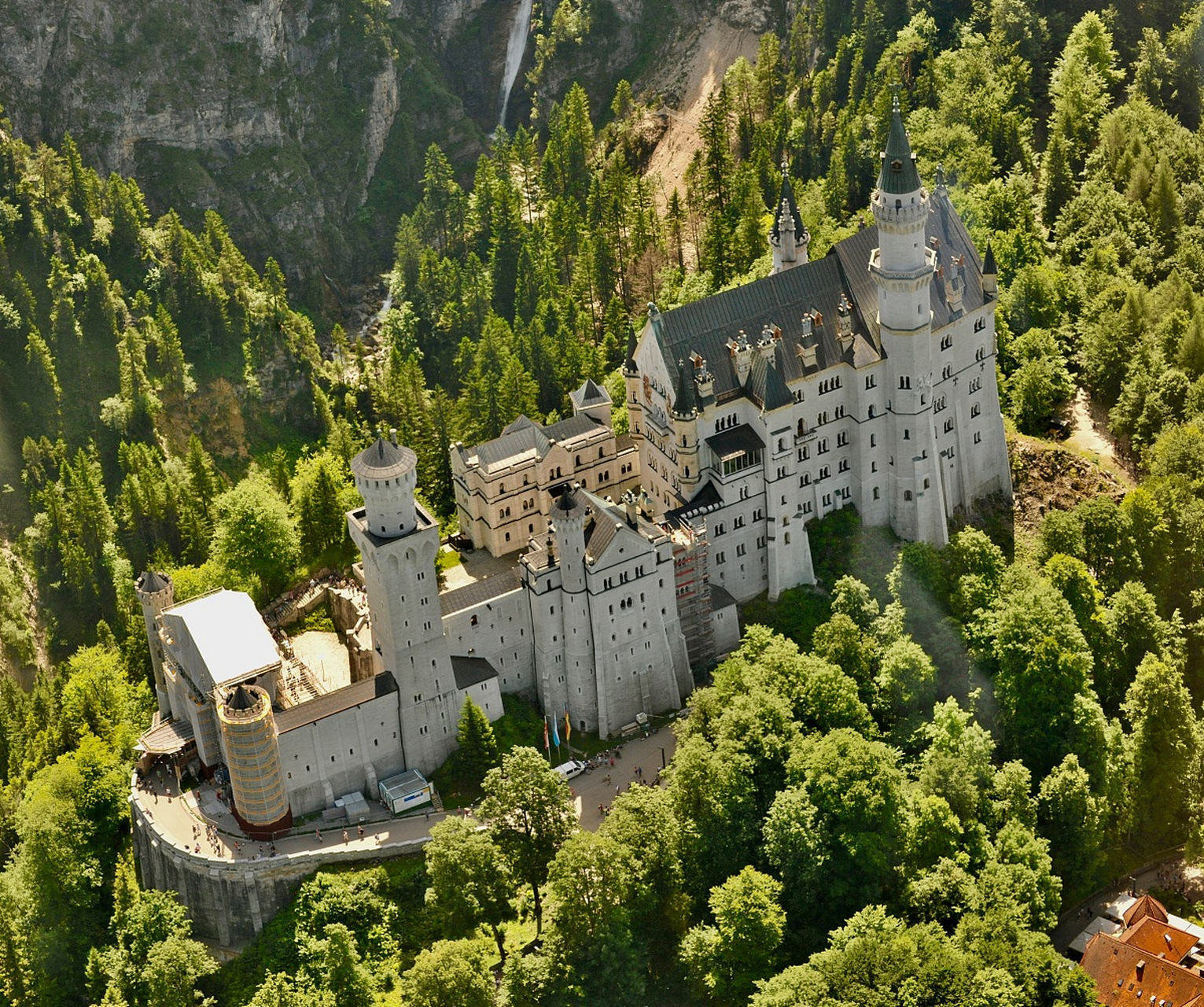 德国天鹅堡一般指新天鹅堡,全名新天鹅石城堡,是 19 世纪晚期的建筑,