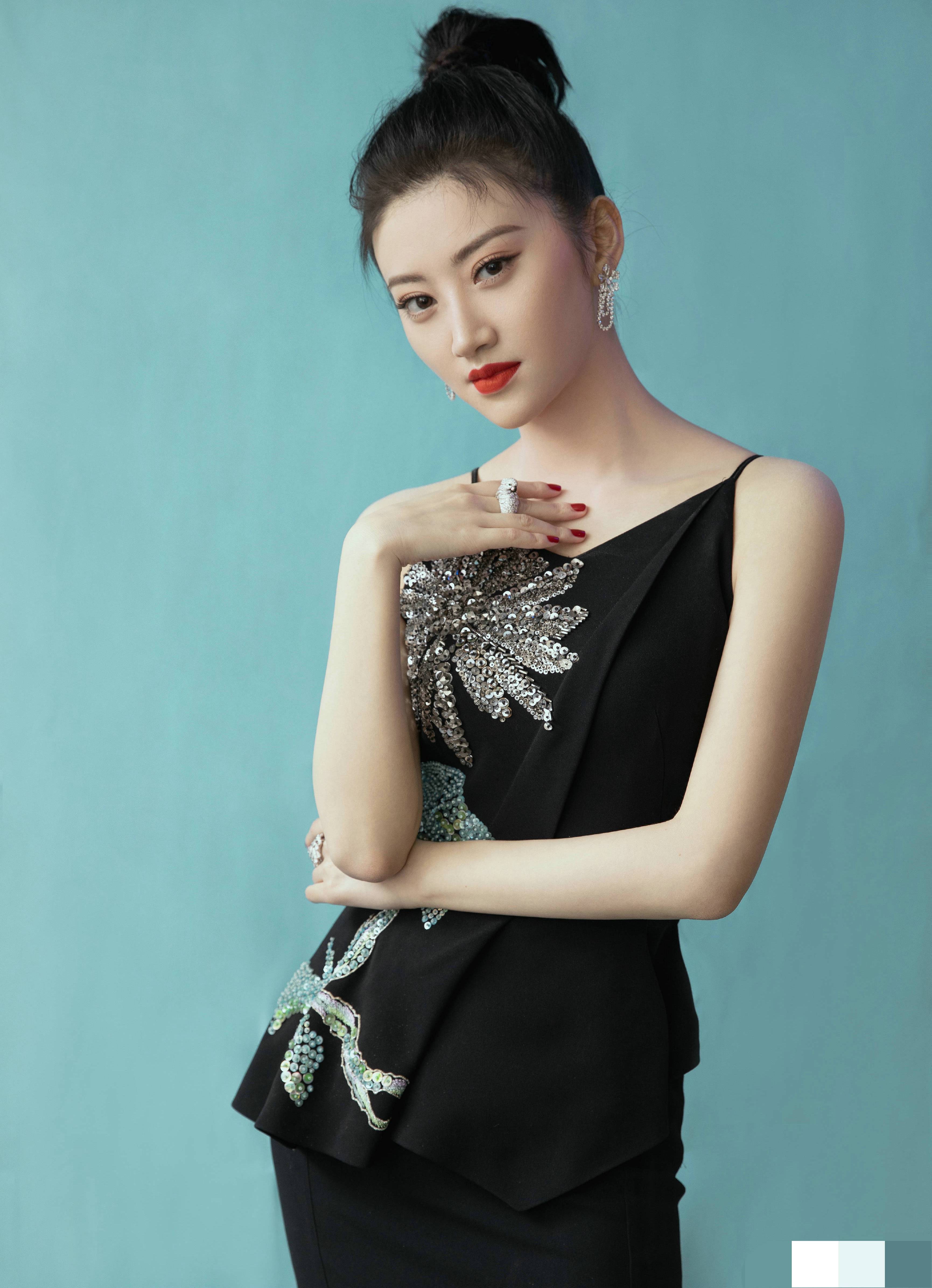 近一看,景甜真的是一位绝色美人,虽然是北方姑娘,但是却有着南方姑娘