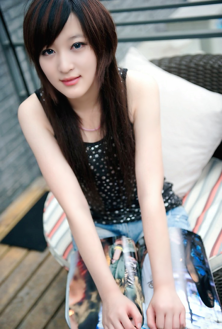 一个清秀甜美可爱的时尚小女子