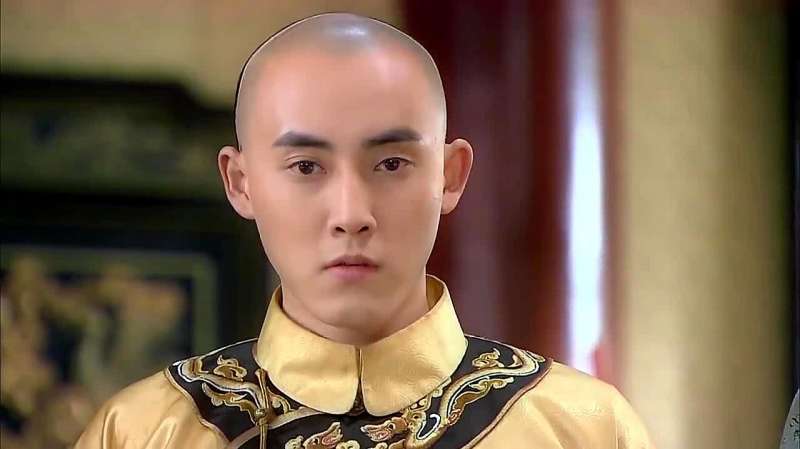小燕子亲自上手给班杰明贴胡子,永琪在旁边看的醋意大发,扎心了,影视,爱情,好看视频