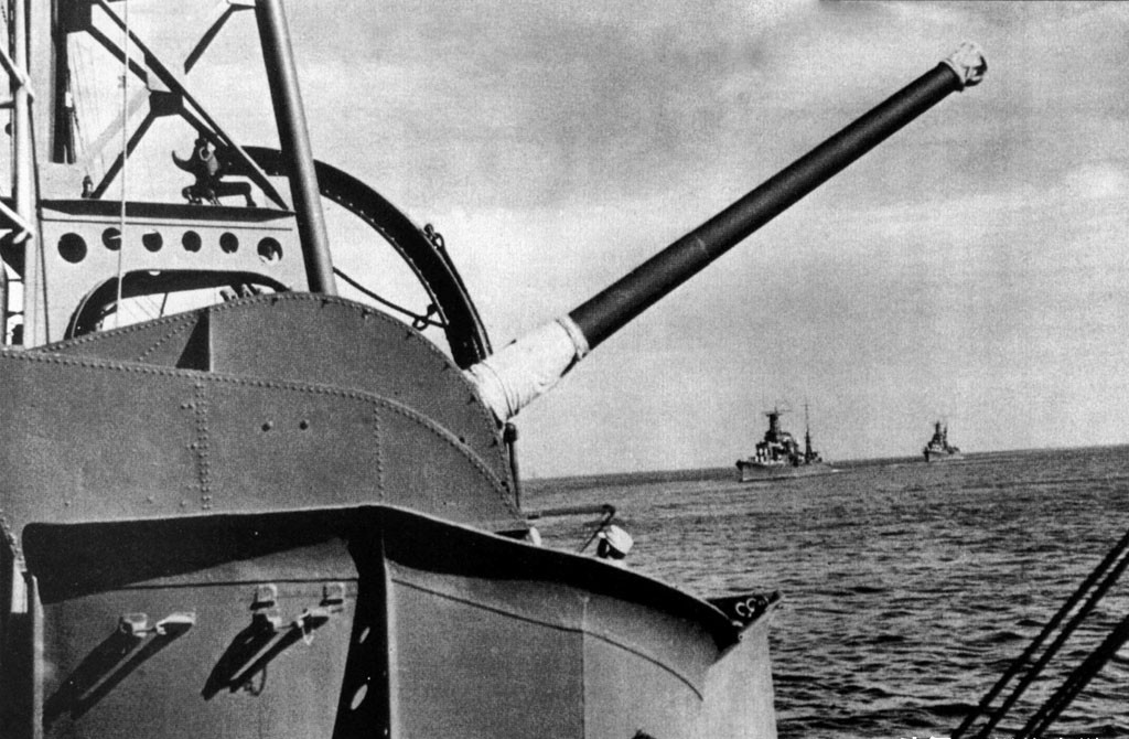 根据伦敦海军条约的规定古鹰级舰被归类为重巡洋舰.