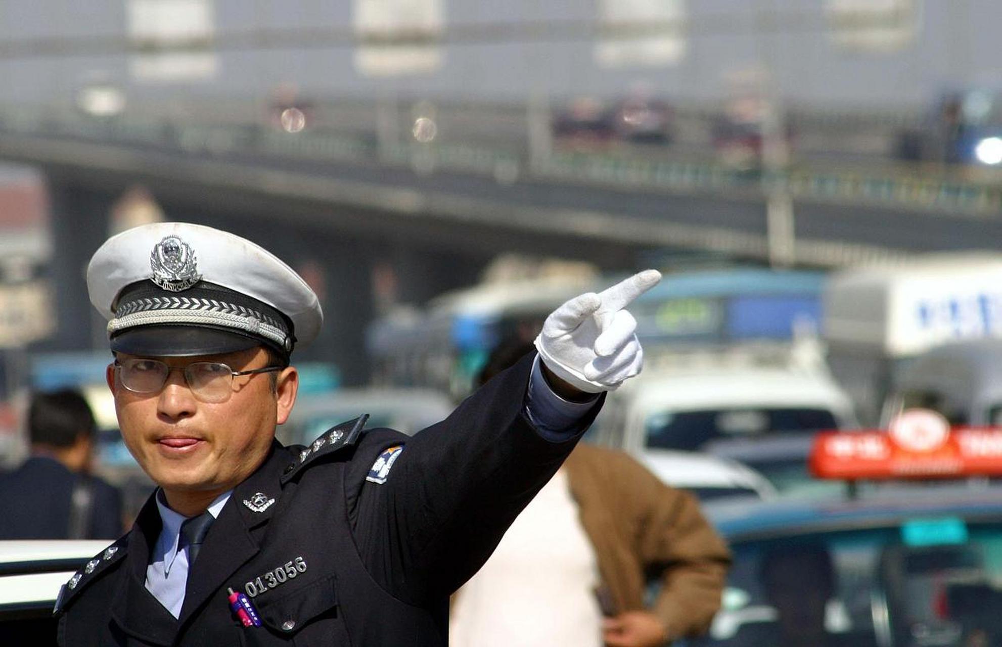 昨天回老家参加婚宴,酒桌上坐了一个交警队中队长,原本他自己开车来的