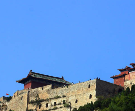 洪洞西南部的群山沟壑中,这条季节性河流绕过的最后一座山脉叫青龙山