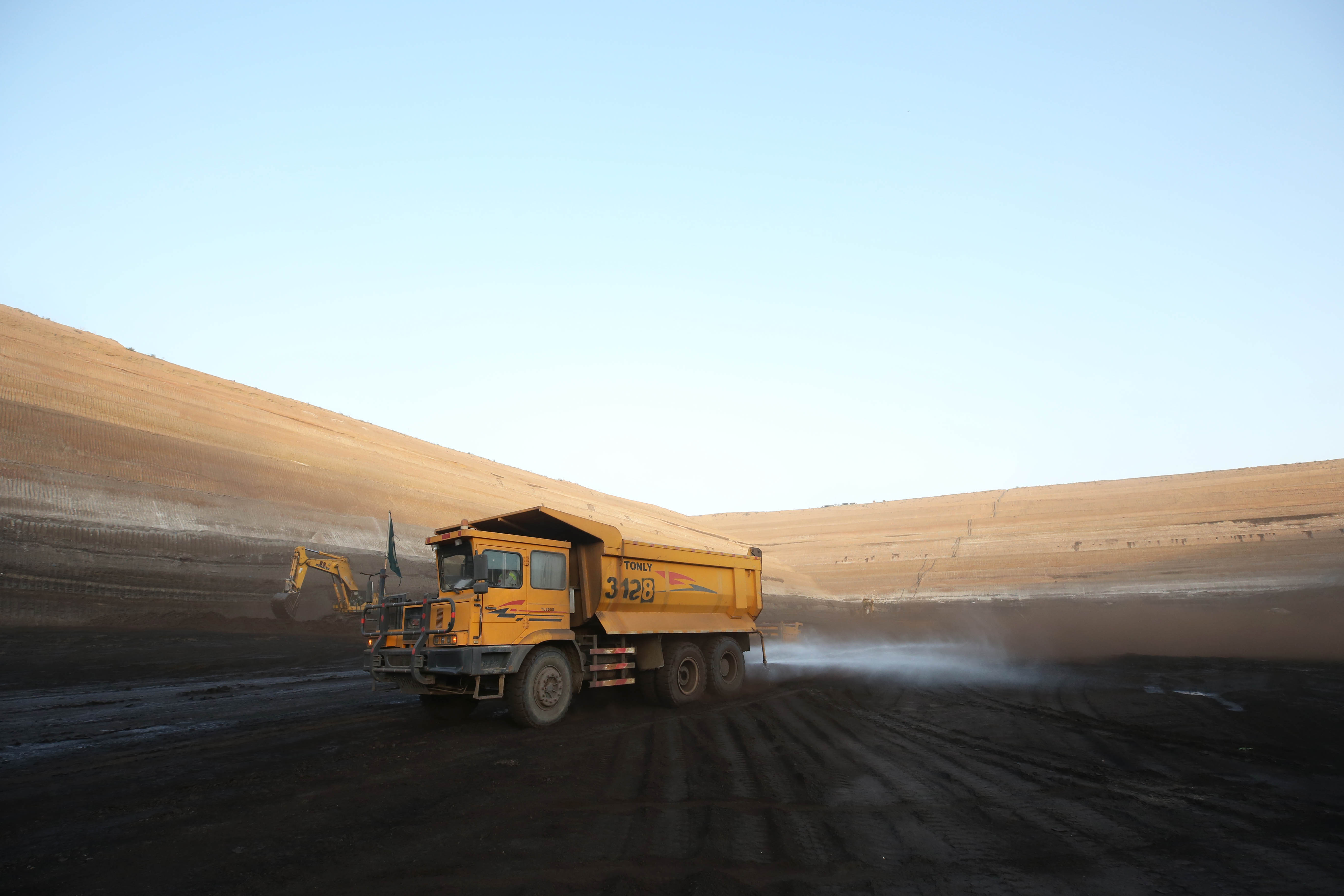 巴基斯坦塔尔煤矿的女翻斗车司机(3)