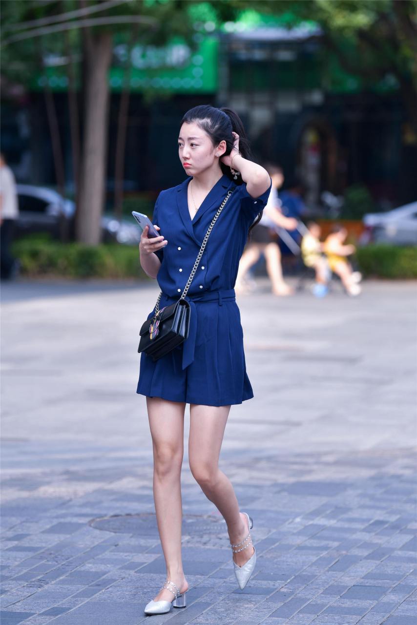 深蓝色连衣短裙,非显秀气的效果,虽然不是修身的,却搭配出很精致的