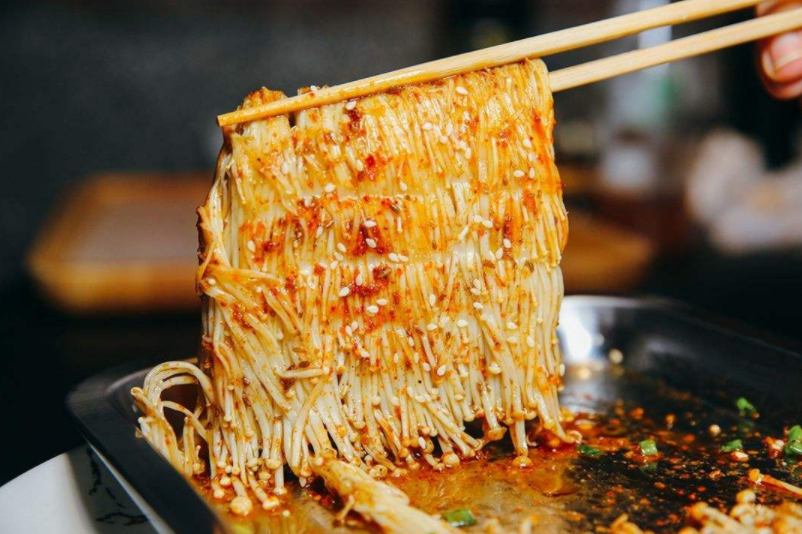 金针菇不炒不炸,简单蒸一蒸,爽滑又入味,老公直呼比肉还好吃!