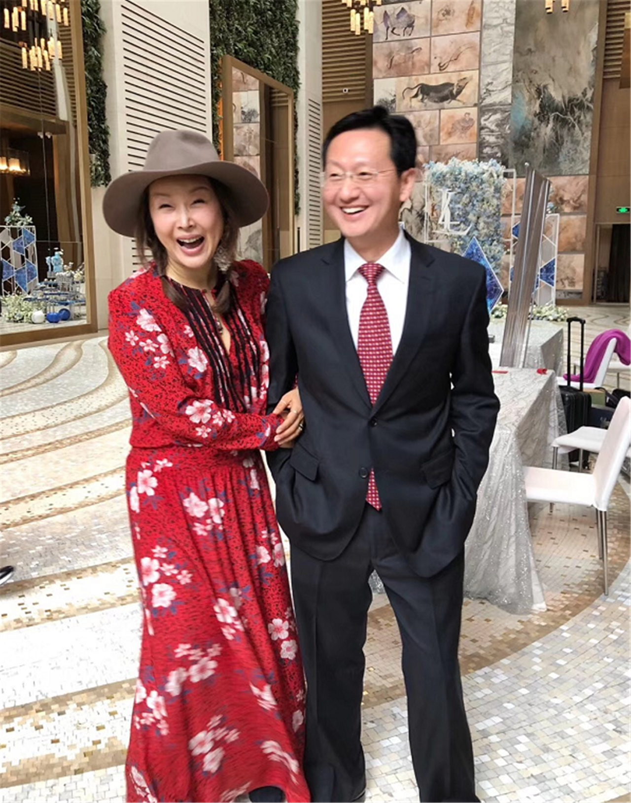 46岁孙悦肤白貌美,晒与老公合照,满脸幸福