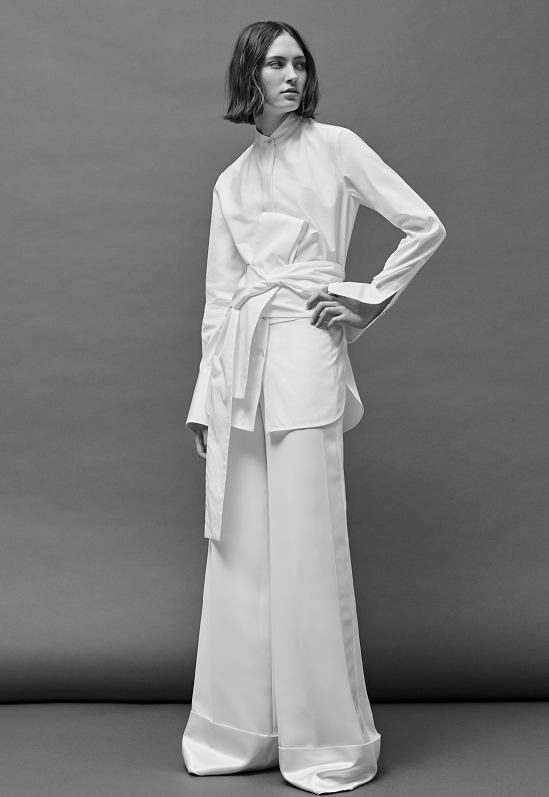 整体是银灰色的设计感,并且搭配着黑色的阔腿裤,给人一种很大方的感觉